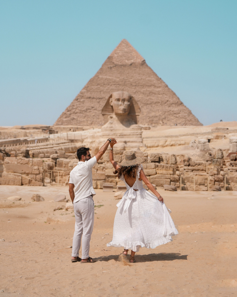 visiter l'Égypte en une semaine le guide complet pyramides de Gizeh et le sphinx couple voyageurs