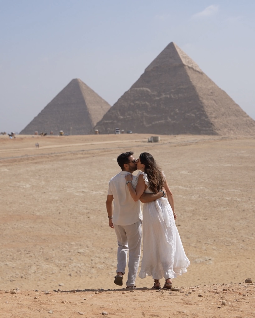 visiter l'Égypte en une semaine pyramides de Gizeh Le Caire couple de voyageurs blogueurs voyage