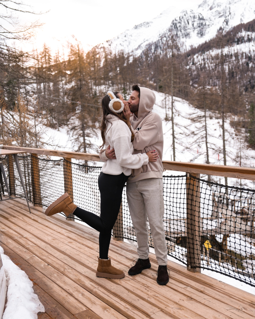 escapade à la montagne en hiver couple à la montagne ski Les Orres hautes alpes