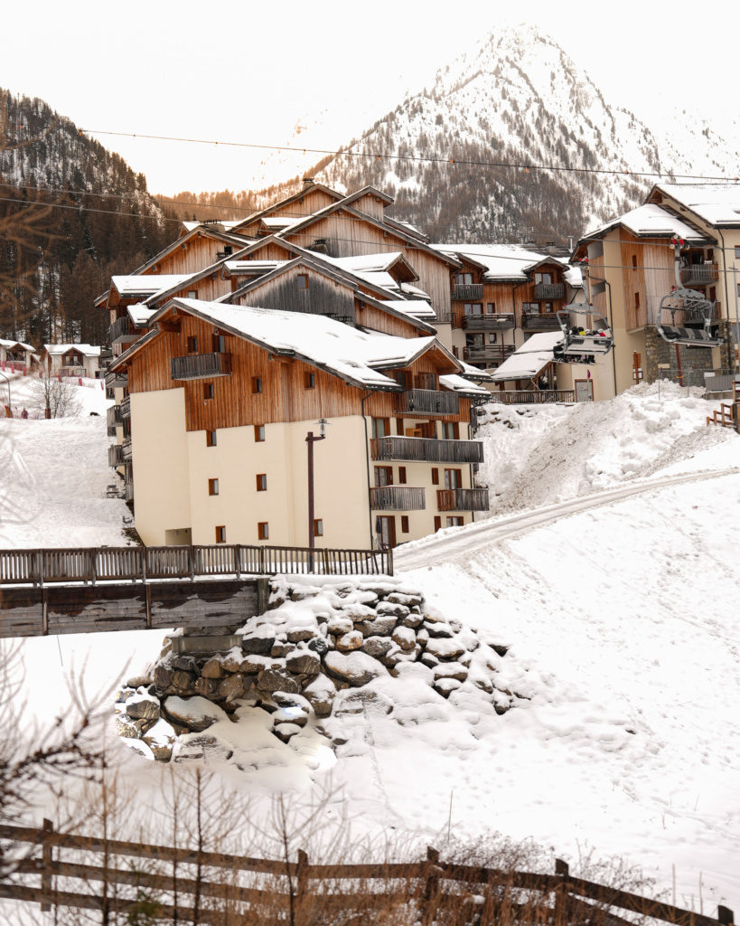 escapade à la montagne en hiver logement ski Les Orres alpin d'home lodge insolite 