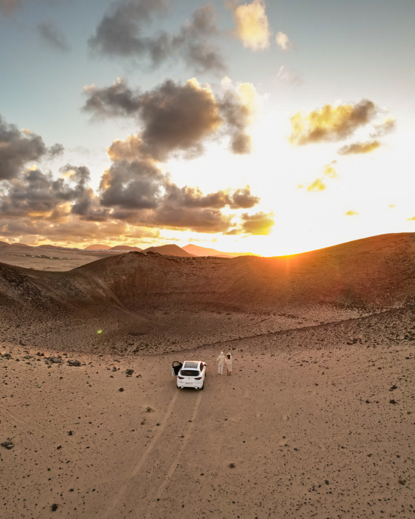 visiter Lanzarote en une semaine coucher de soleil sur le cratère d'un volcan timanfaya